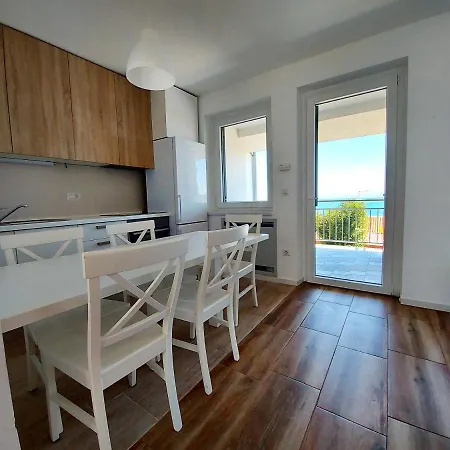 Apartment Village *